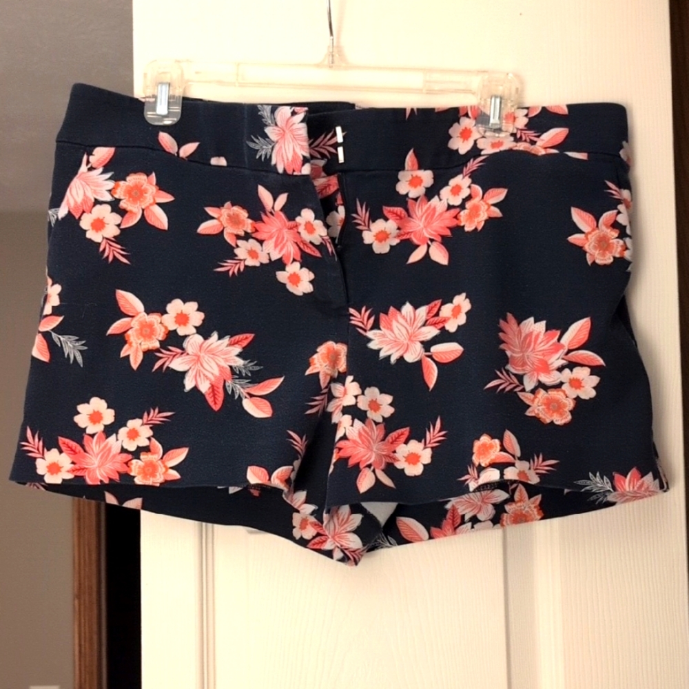 Loft Floral Women's Shorts - Black and Pink